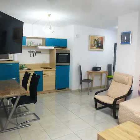 فيلة Unique Great Floor By The Ocean With Open Terrace. Separate Entrance. Adults Only *
